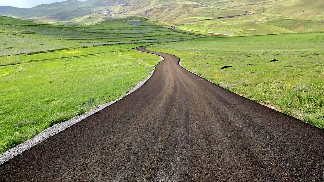 Kars Valisi Ziya Polat, Kağızman'daki yol çalışmasında 'Yol, medeniyettir' dedi