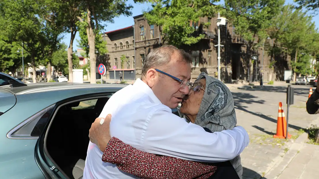 Kars Valisi Ziya Polat'tan 98 Yaşındaki Hayriye Ağyel'e Anlamlı Ziyaret