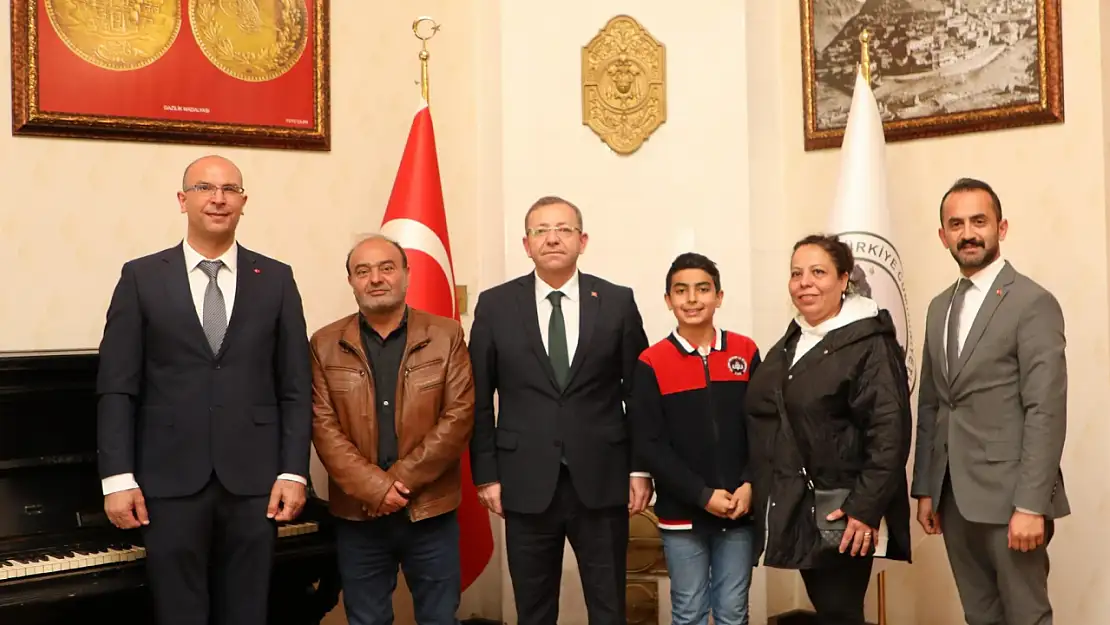Kars Valisi Ziya Polat'tan Oyuncu Beyinler Turnuvası Bölge Birincisine Tebrik