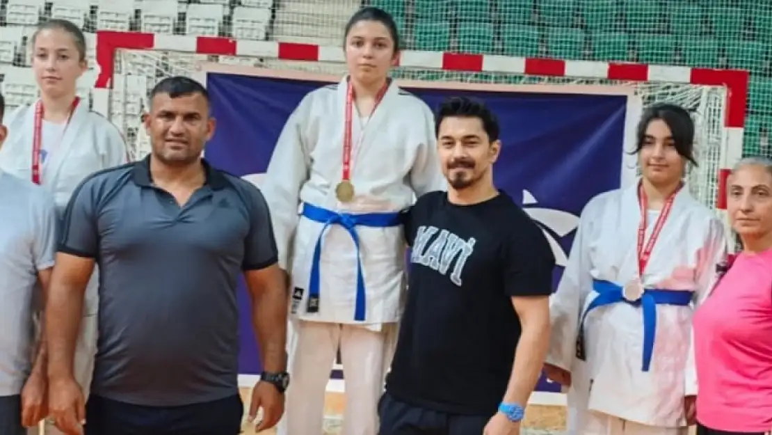 Karslı Judocular Müsabakalardan 2 Altın ile Döndü, Başarılarına Emeği Geçen Antrenörlerini Unutmadılar