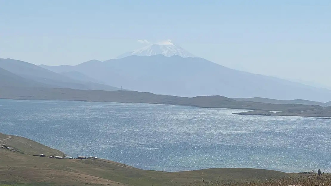 Kartpostallık manzara: Ağrı'nın iki dev güzelliği buluştu