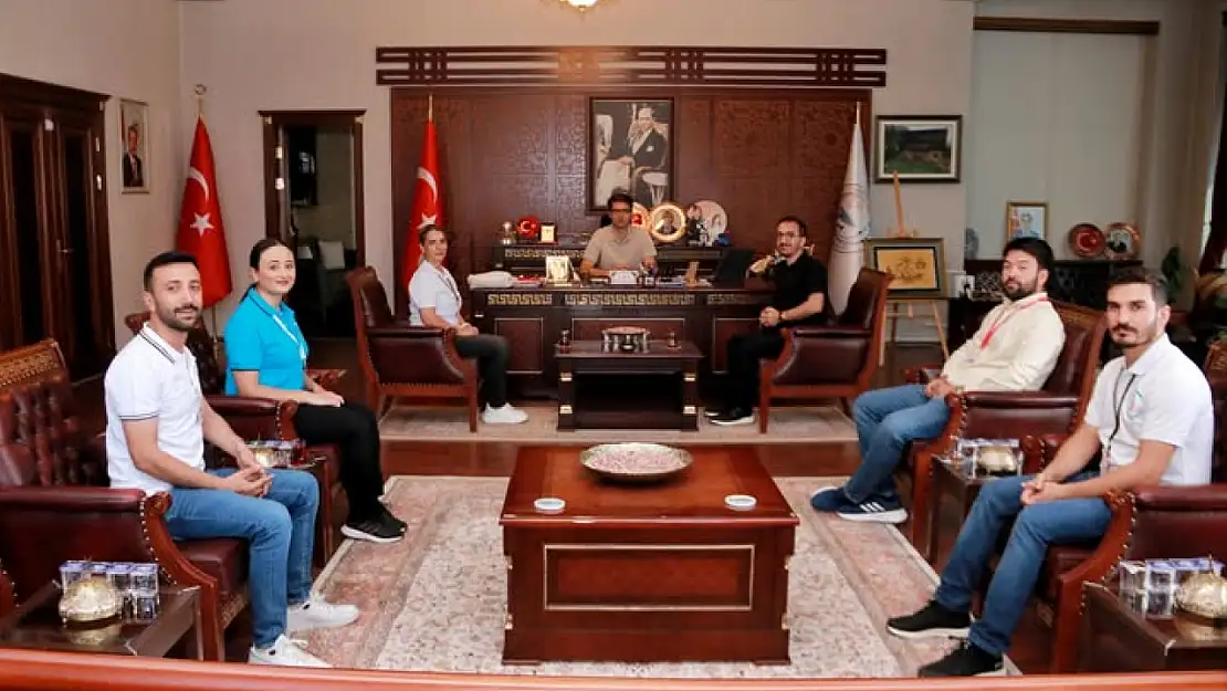 Kaymakam Murat Karaloğlu, Halk Sağlığı Haftası Kapsamında Sağlık Personelini Makamında Kabul Etti