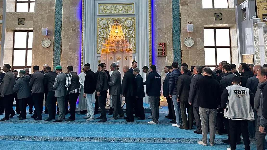 Kaymakam Süleyman Bakan, Çaldıran'da Bayram Namazı Sonrası Vatandaşlarla Bayramlaştı