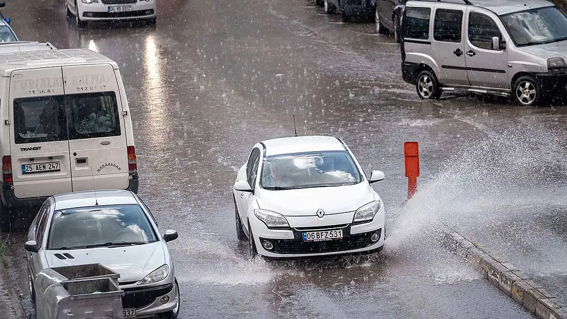 Kentte aniden bastıran sağanak yağış hayatı durma noktasına getirdi