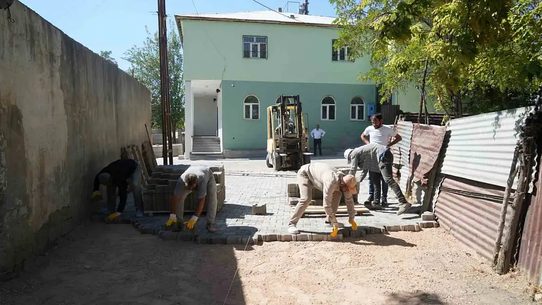 Kırköy'de çamurlu yollar kilitli parke ile çözüme kavuşuyor, 55 bin metrekare yeni yol yapılıyor