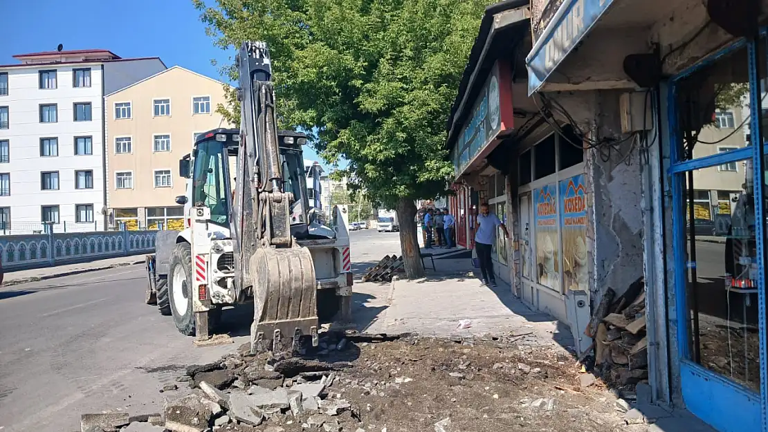 Kış öncesi Eleşkirt'te kaldırımlar yenileniyor
