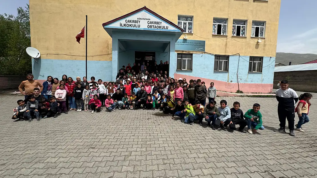 Kitaplarla kurulan köprüde ilk adımı Patnos'ta gençler attı