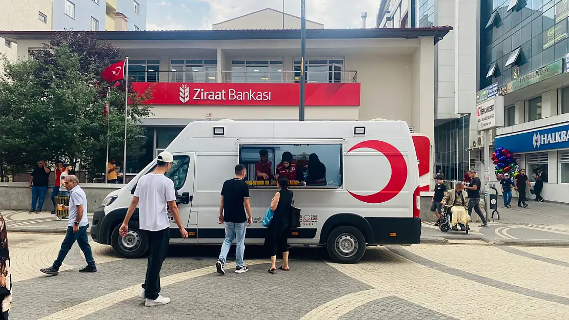Kızılay Doğubayazıt, sıcak havalarda vatandaşlara serinlik sundu