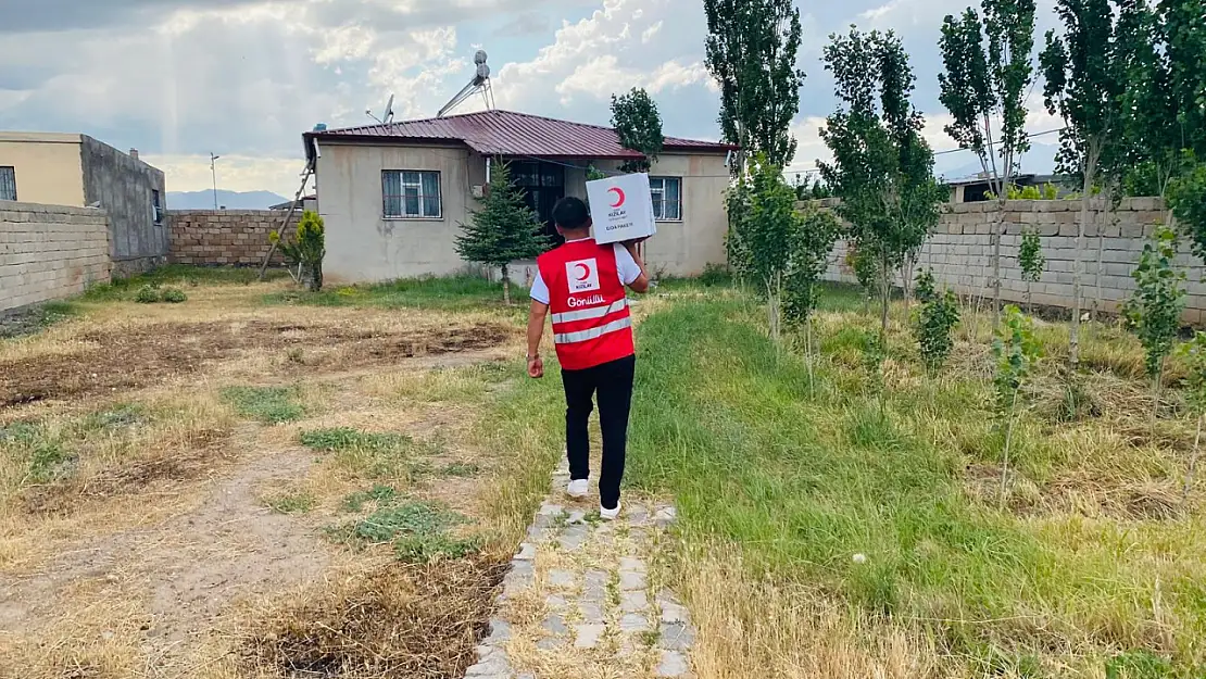 Kızılay Doğubayazıt yardım kolilerini ihtiyaç sahibi ailelerle buluşturdu