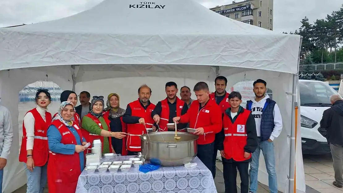 Kızılay, Geleneksel Aşure Günü'nde Vatandaşlara Aşure İkram Etti