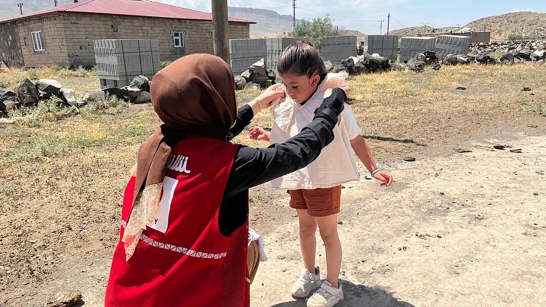 Kızılay gönüllüleri Gölyüzü Köyü'nde  çocuklarının yüzünü güldürdü