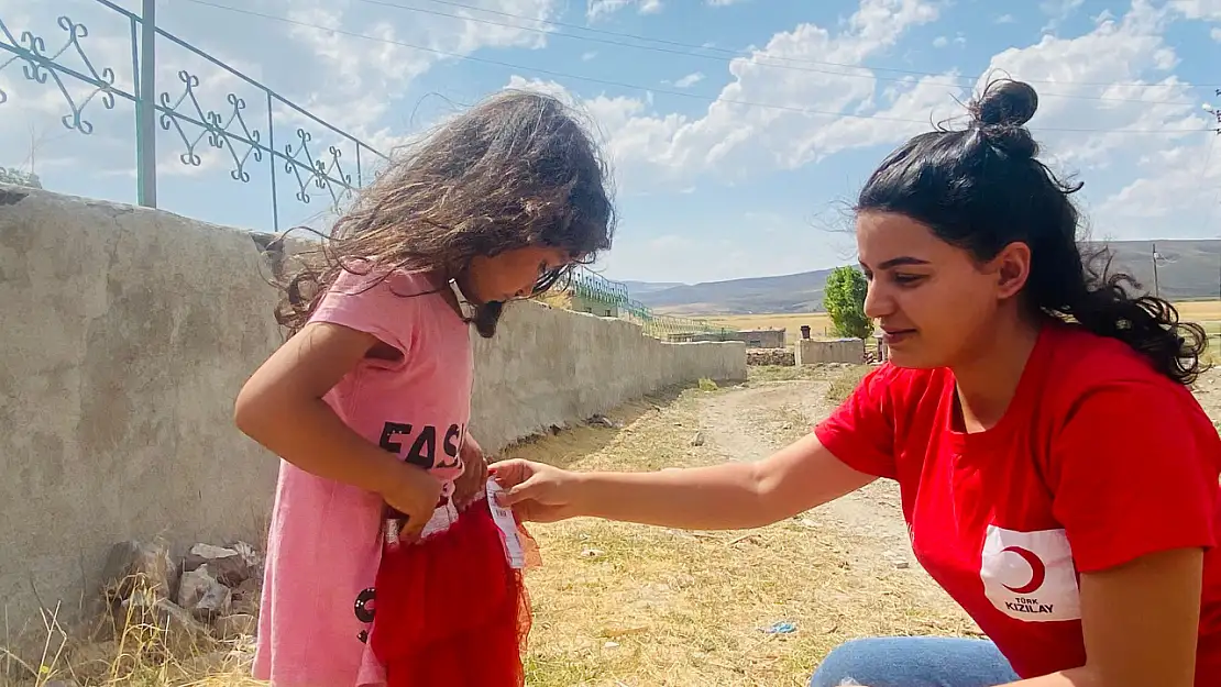 Kızılay gönüllüleri miniklerin yüzünü böyle güldürdü