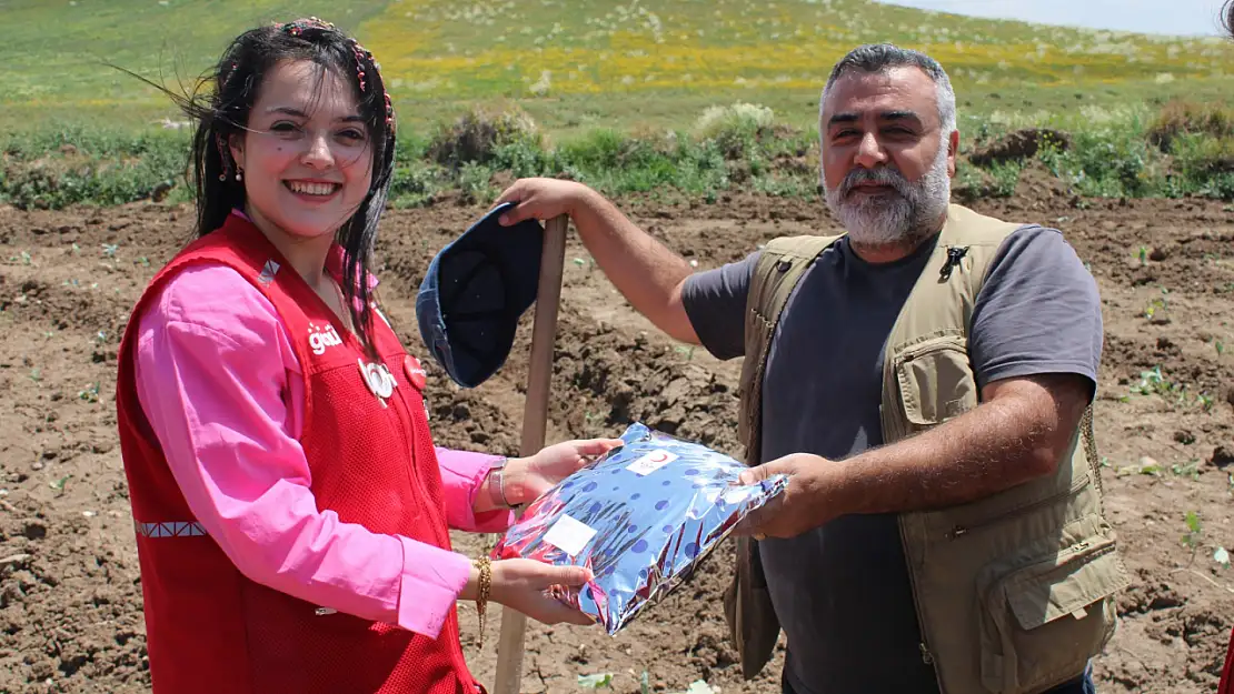 Kızılay gönüllülerinden Ağrı'da emekçi babalara babalar günü sürprizi
