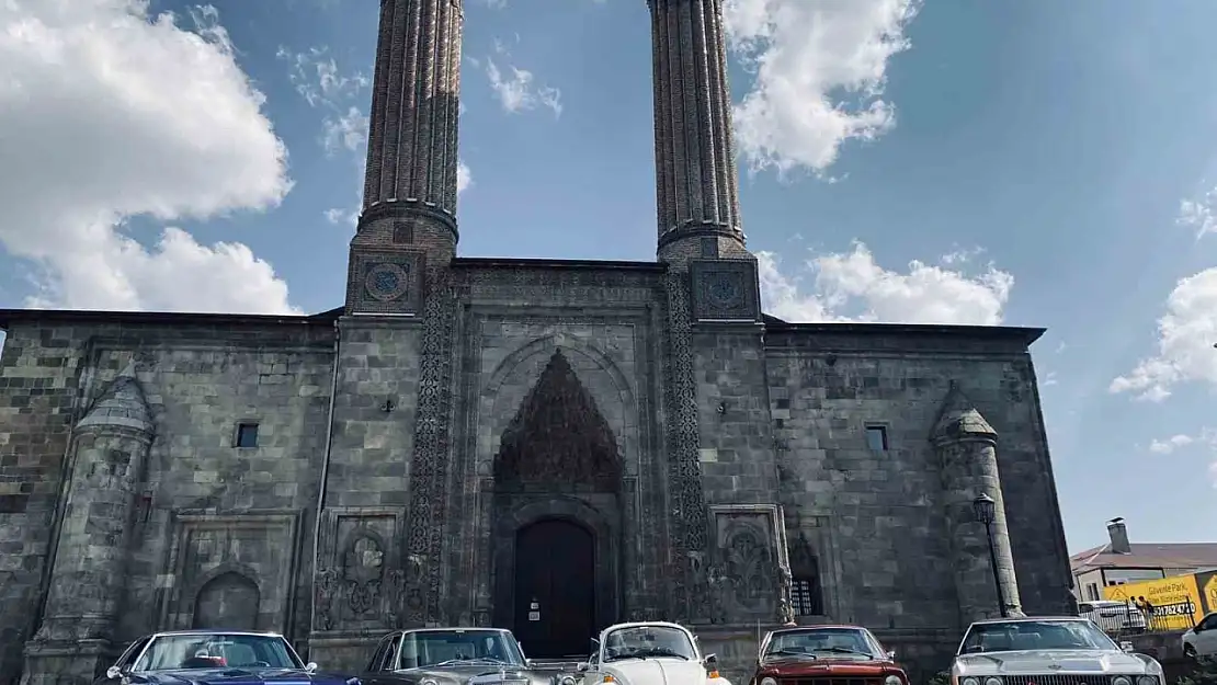 Klasik Otomobil Meraklıları Erzurum'da Heyecan Dolu Bir Toplantı Gerçekleştiriyor