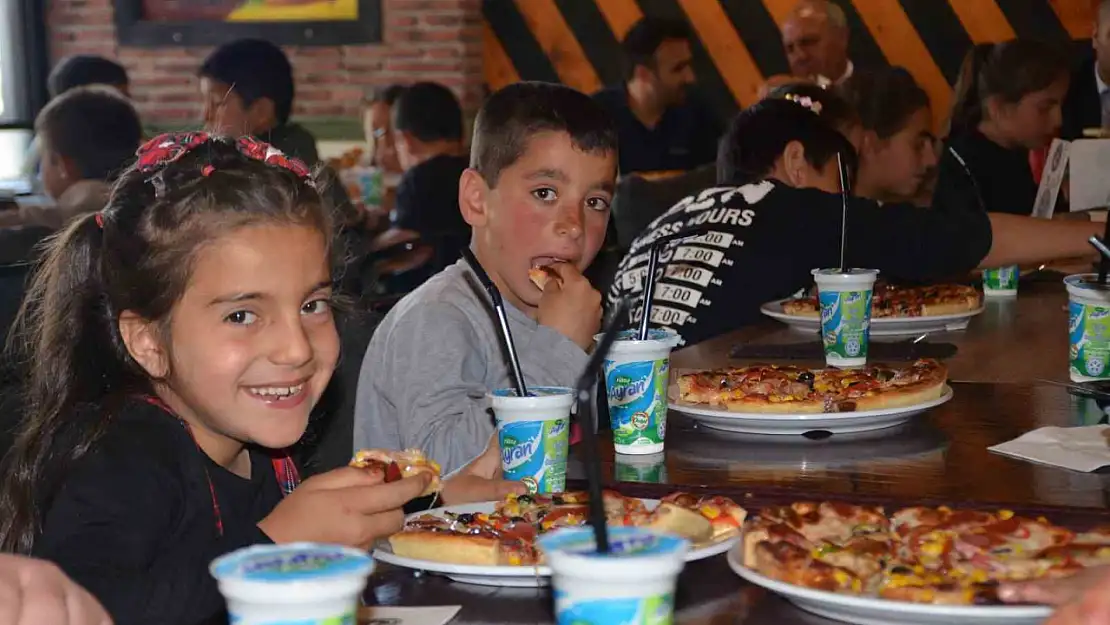 Köy okullarındaki çocuklara pizza ikramı: Muş'ta anlamlı etkinlik!