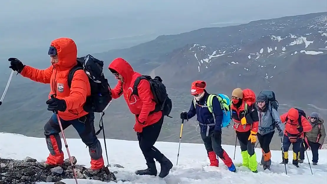 Küçük Ağrı'da 106 yürek, 106 adım: Bayram coşkusu zirveye taşındı