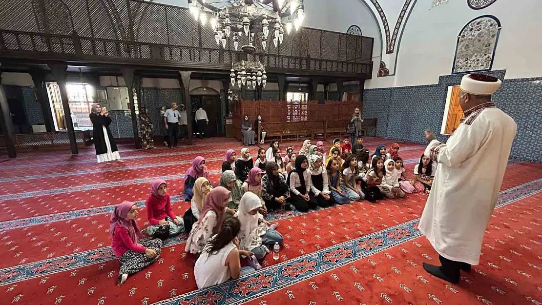 Kur'an Kursu Öğrencileri Hüsrev Paşa Camii'nin Ruhani Ortamında Buluştu