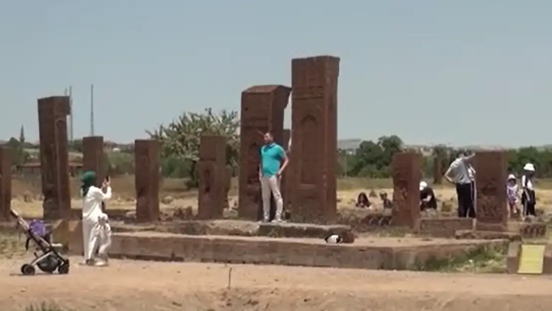 Kurban Bayramı'nda Ahlat'ta tarih dolu ziyaretçi akını yaşanıyor