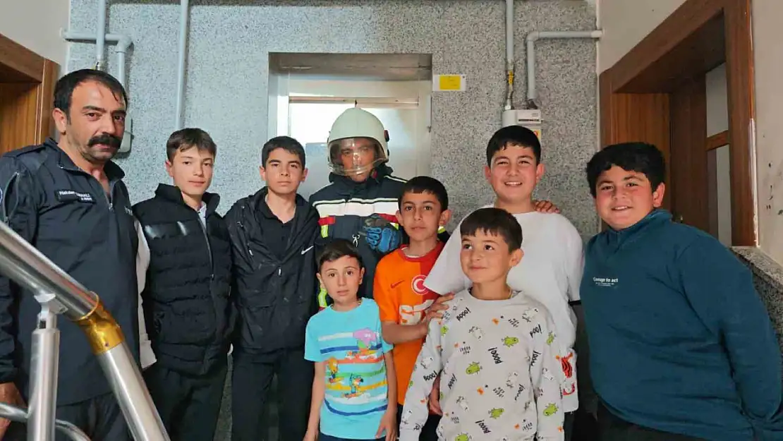 Kuş Asansör Boşluğundan Sağ Salim Çıkarıldı