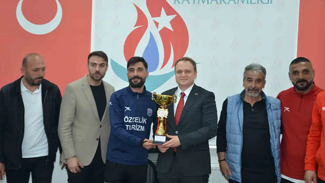 Lig Şampiyonu Kopspor, Kupasını Kaymakam Koşansu'ya Sundu