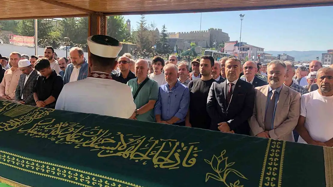 Mahire Alkan son yolculuğuna dualarla uğurlandı, cenaze namazına akademik camiadan katılım yoğun oldu