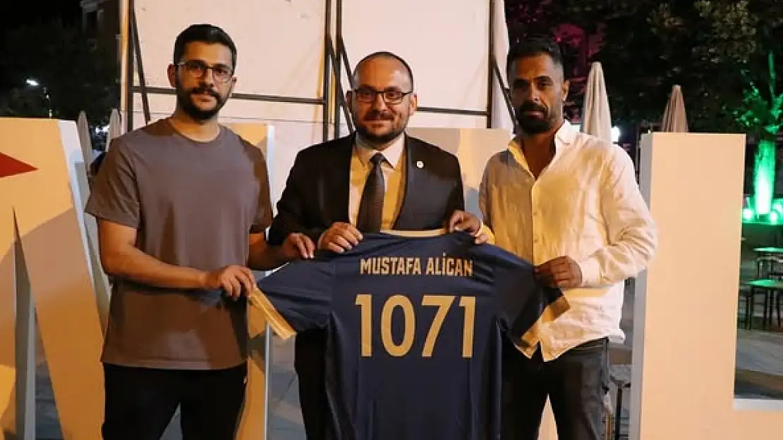 Malazgirt Alparslan Spor'dan Rektör Prof. Dr. Mustafa Alican'a Forma Hediyesi