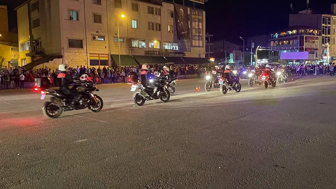 Malazgirt'te 954. Zafer Yıldönümü için görkemli fener alayı ve etkileyici Yunus gösterisi düzenlendi