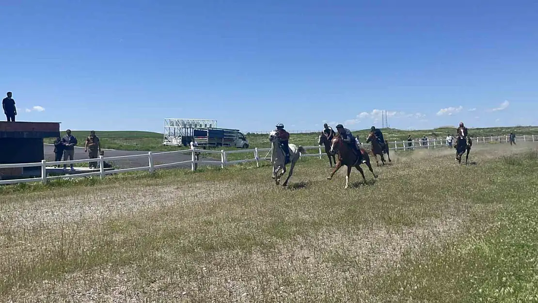 Malazgirt'te Ata Sporu Coşkusu: Geleneksel At Yarışları Nefes Kesti