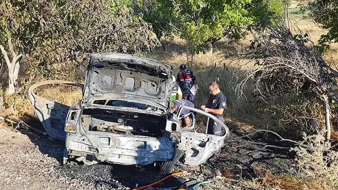 Manisa'da meydana gelen trafik kazasında iki araç çarpıştı, çarpışmanın etkisiyle bir araç alev aldı