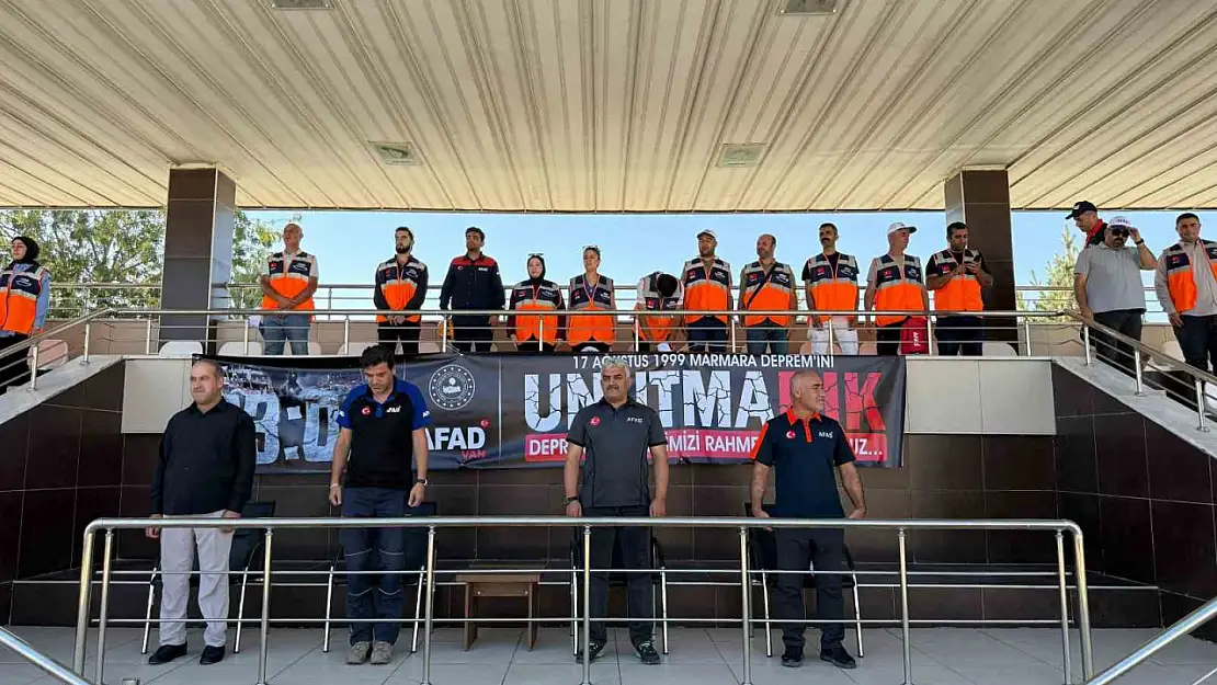 Marmara depreminde hayatını kaybedenler Van'da düzenlenen anma töreniyle anıldı