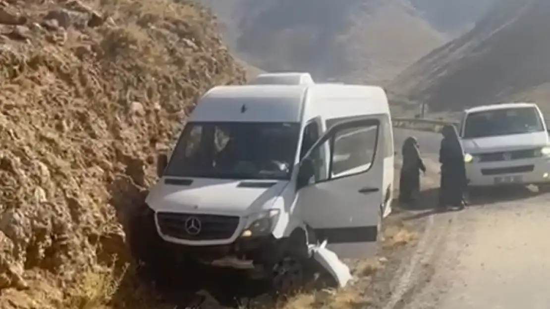 Mercedes Minibüs Kazası: 18 Yolcu Büyük Tehlike Atlattı!