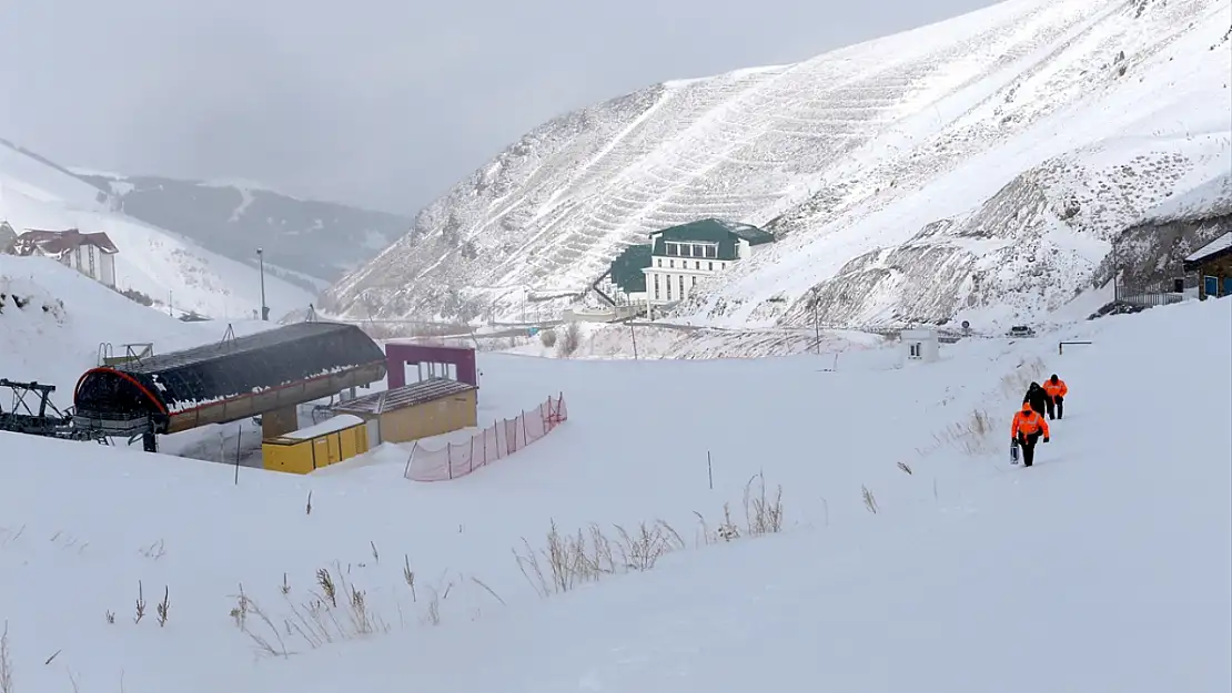 Meteoroloji ekipleri, zorlu kış şartlarında veri istasyonlarına ulaşmak için mücadele ediyor