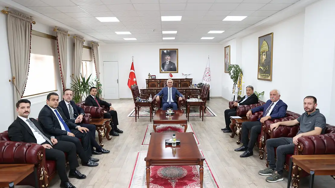 MHP Heyeti Vali Avni Çakır'ı Ziyaret Etti
