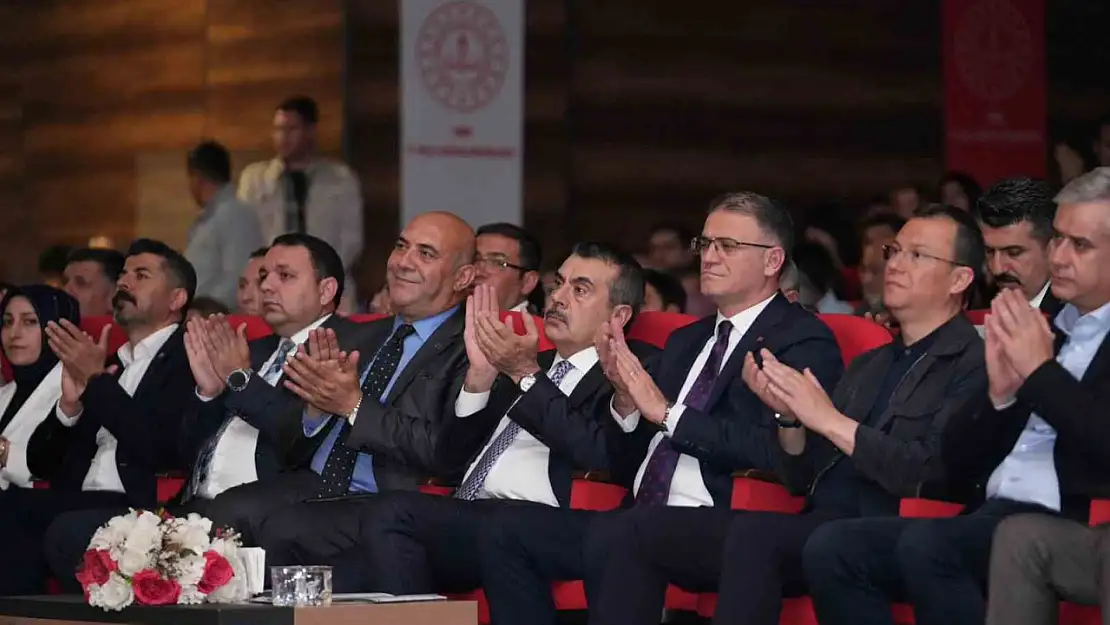 Milli Eğitim Bakanı Tekin, Van'da kültürel etkinliklere katıldı ve müzik eğitimini teşvik etti.