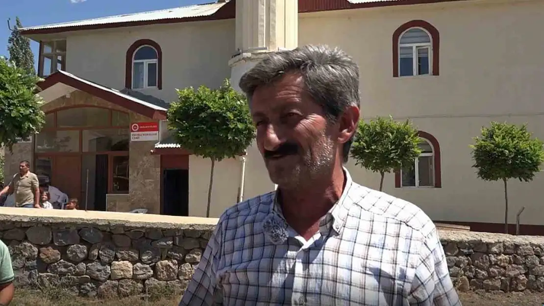 Minareye Tırmanarak Telefonla Görüşme Yapıyorlar!