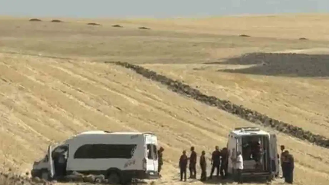 Minibüs kaza yaptı: Malazgirt Zaferi kutlamasına giden 10 kişi yaralandı!