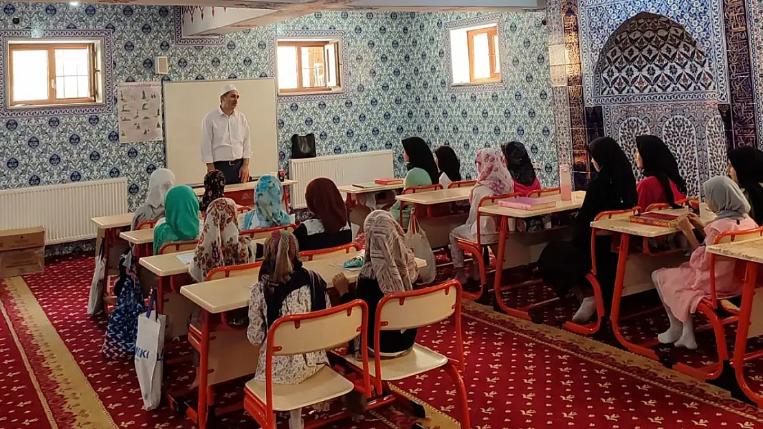 Minikler yaz tatilinde hem kur'an öğreniyor hem de bilinçleniyor