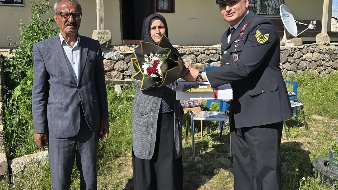 Muradiye'de Anneler Günü'nde Şehit Annelerine Anlamlı Ziyaret