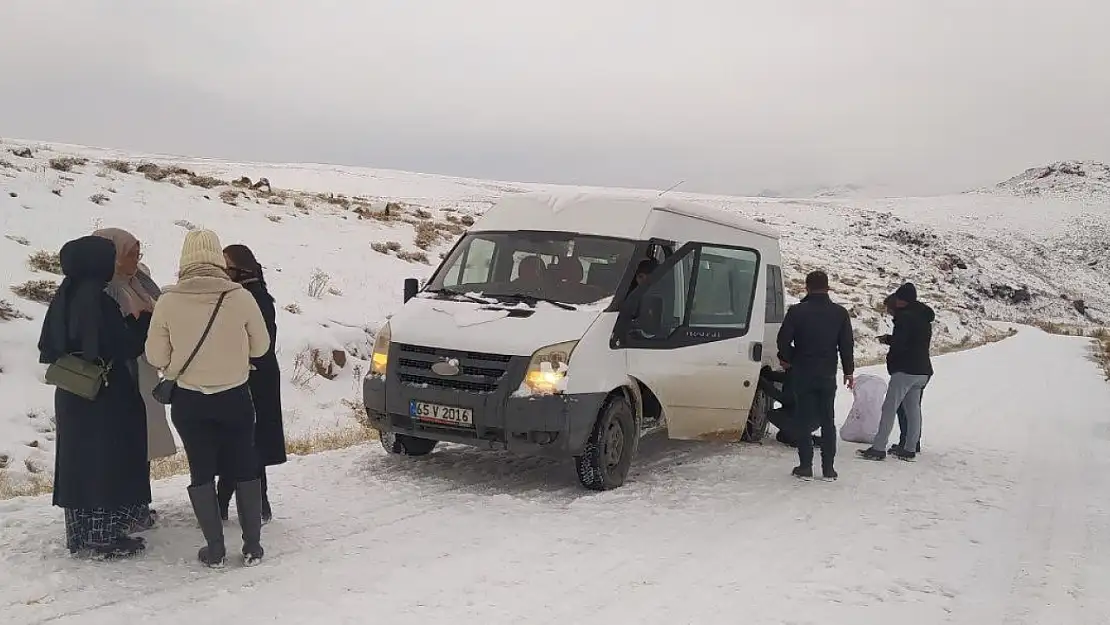 Muradiye'de kar ve buzlanma ulaşımı felç etti