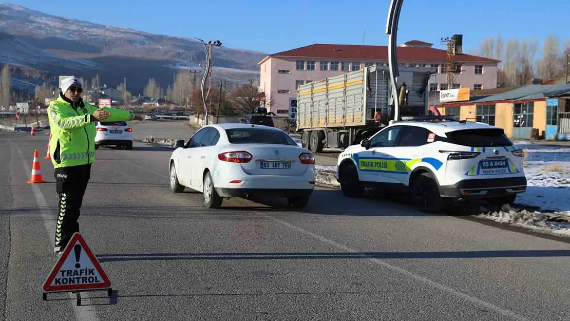 Muradiye'de trafik denetimleri devam ediyor