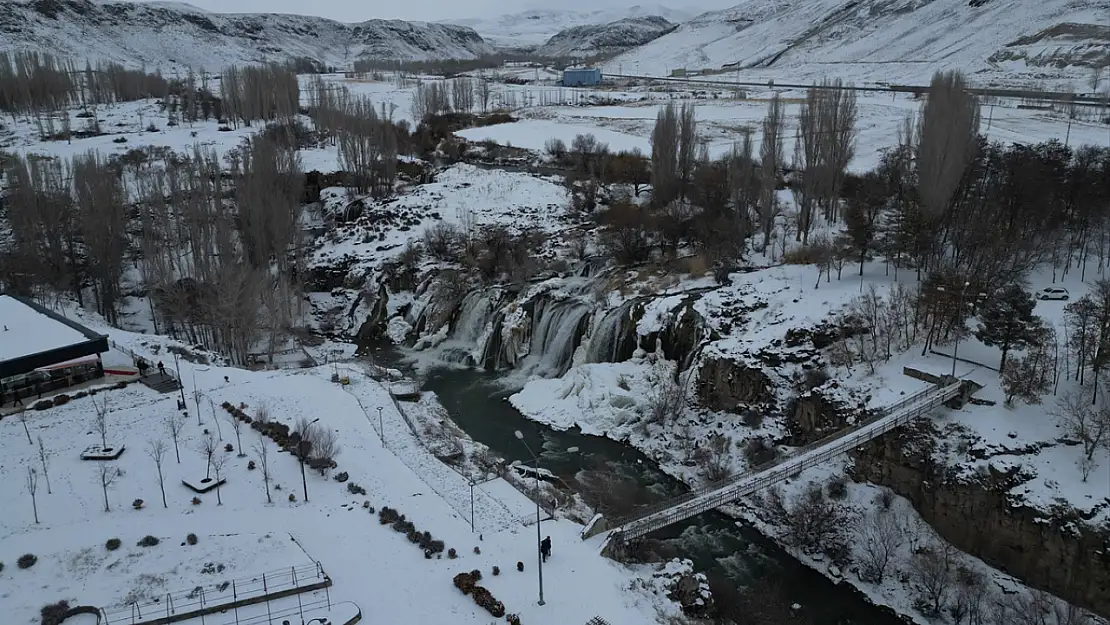 Muradiye Şelalesi kısmen dondu, çevresi beyaza büründü