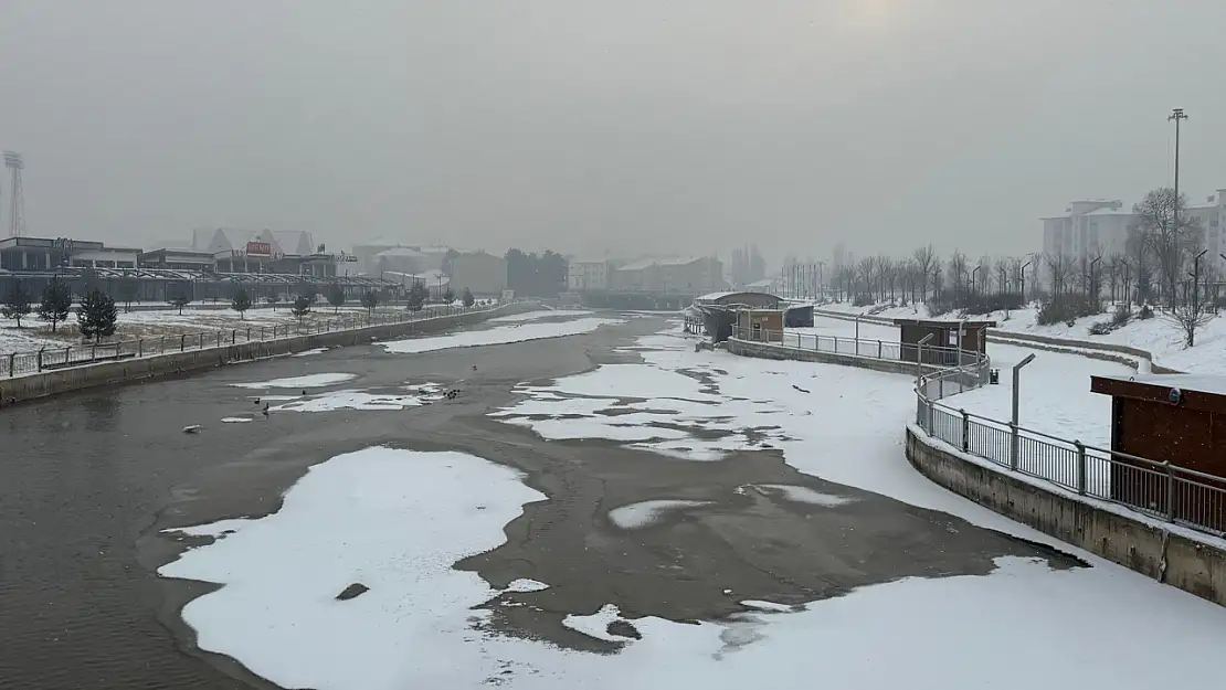 Murat Nehri üzerinde buz ve kar adacıkları oluştu