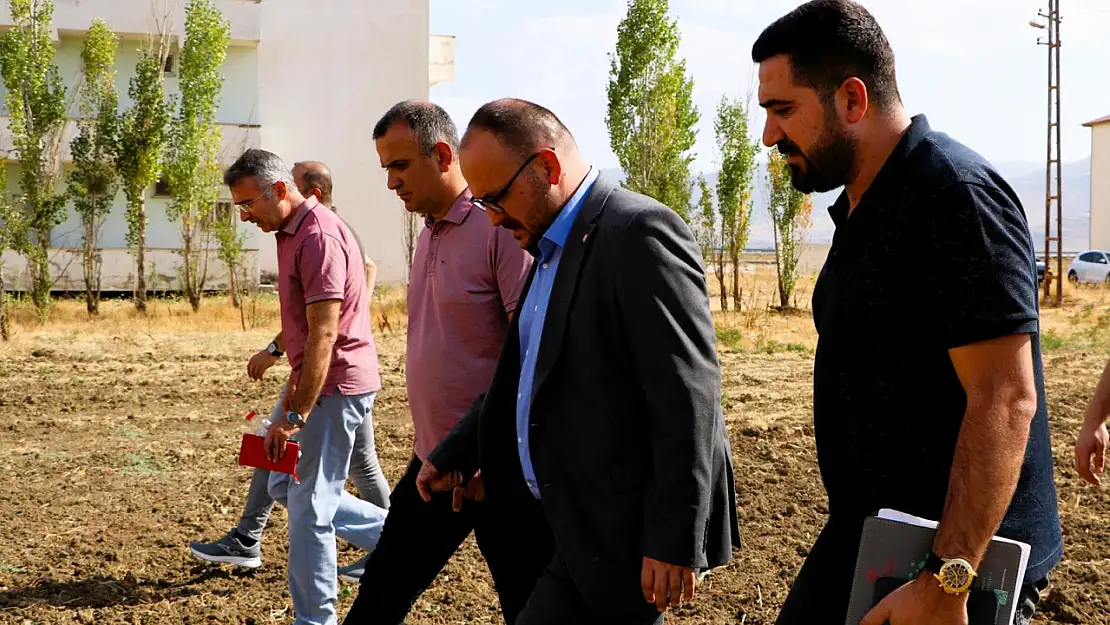 Muş Alparslan Üniversitesi Çiftlik Alanında Çevre Düzenleme Çalışmalarını İnceledi