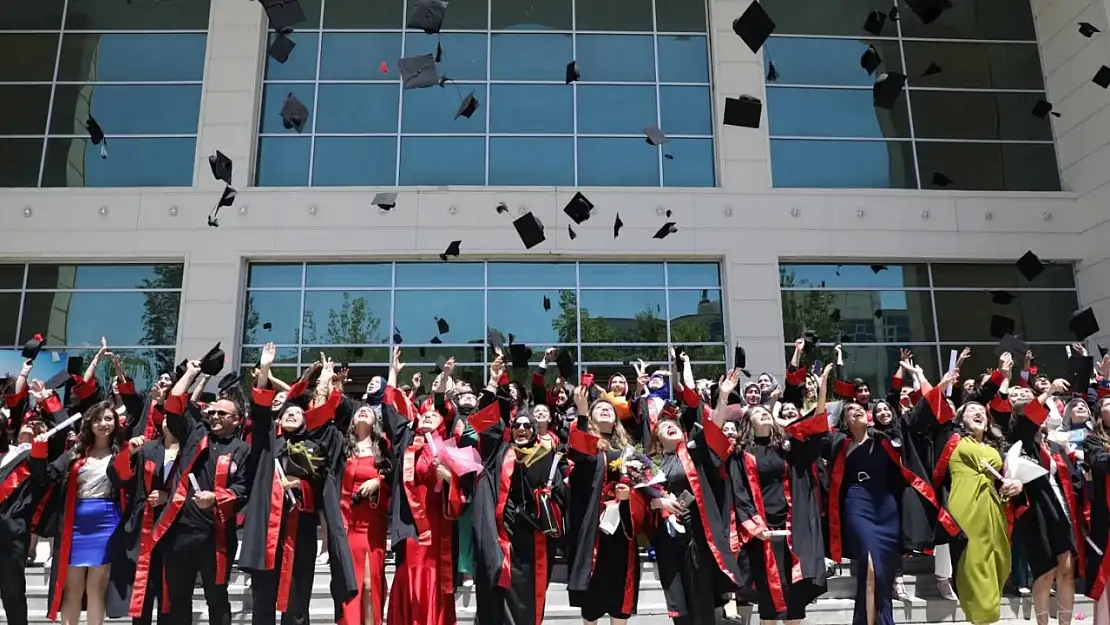Muş Alparslan Üniversitesi mezuniyet etkinliklerinde coşku doruğa ulaştı
