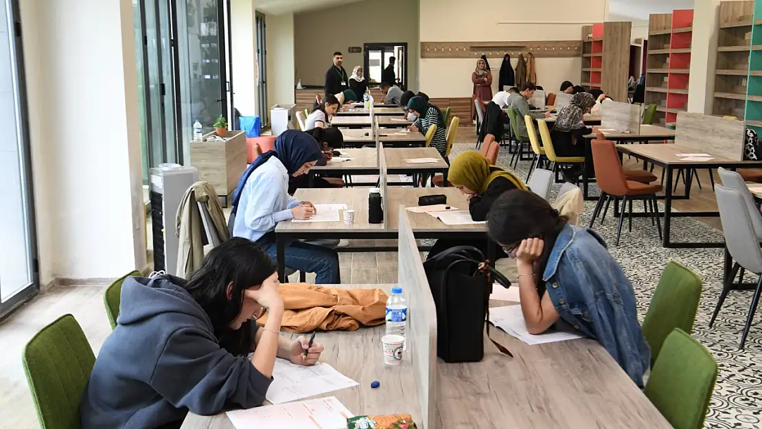 Muş Belediyesi Halk Kütüphanesi'nde Öğrencilere Deneme Sınavı Yapıldı