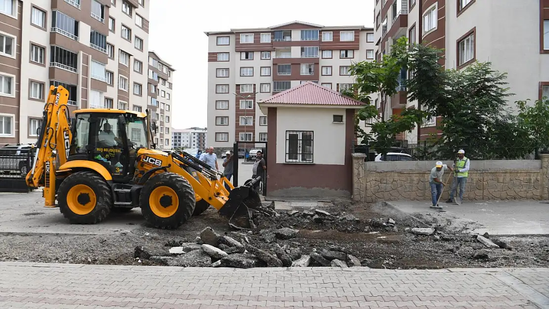 Muş Belediyesi Karşıyaka'da asfalt onarımlarını hızlandırdı