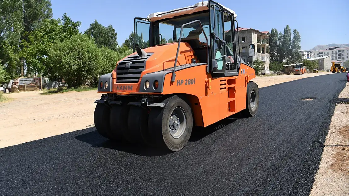 Muş Belediyesi'nden Karşıyaka'ya konforlu imar yolu asfaltlama çalışması