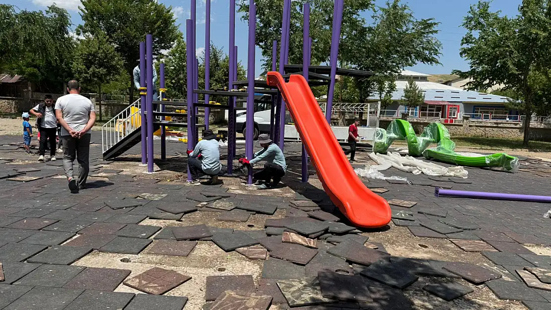 Muş Belediyesi Parklardaki Oyun Gruplarını Yeniliyor