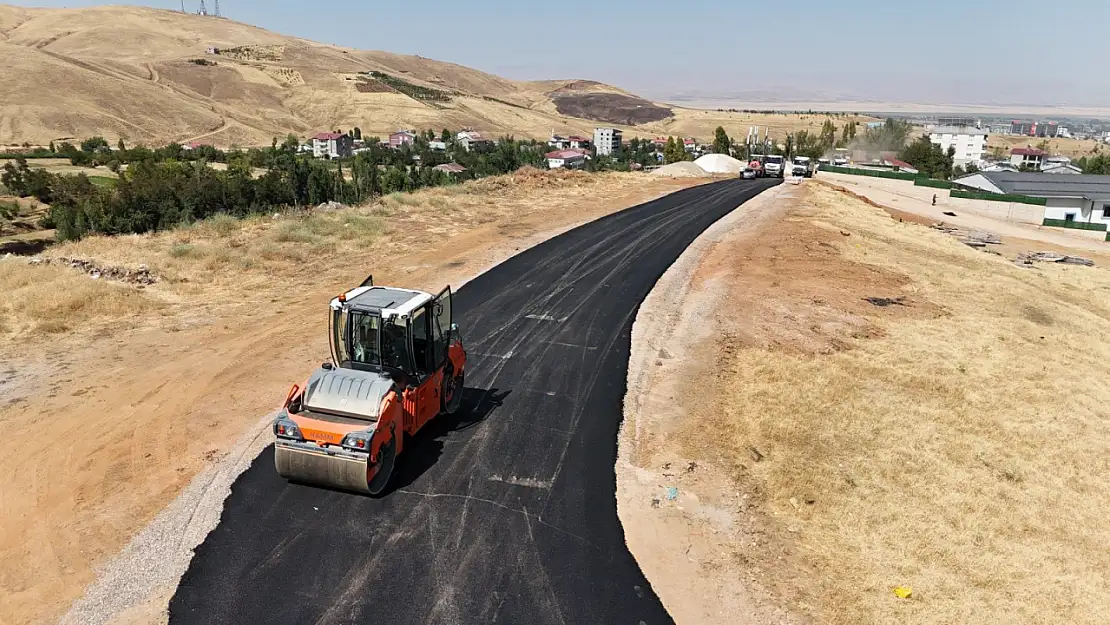 Muş Belediyesi Soğurman Deresi'nde Yeni Yol Asfaltlama Çalışmalarına Başladı