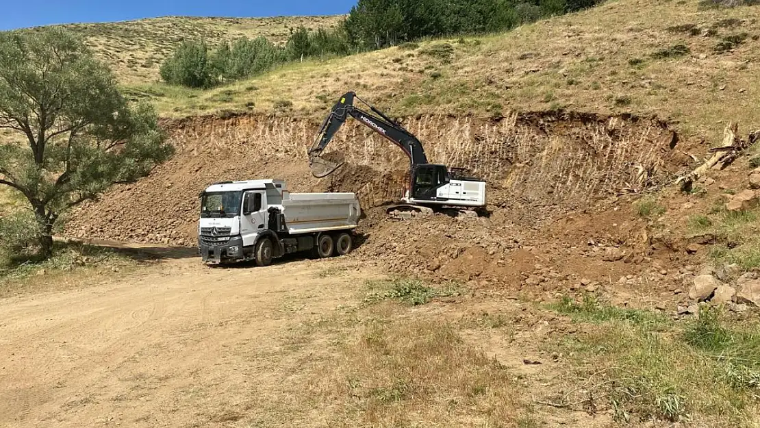 Muş İl Özel İdaresi'nden Yamaç Köyü'nde Yol Hazırlık Çalışması